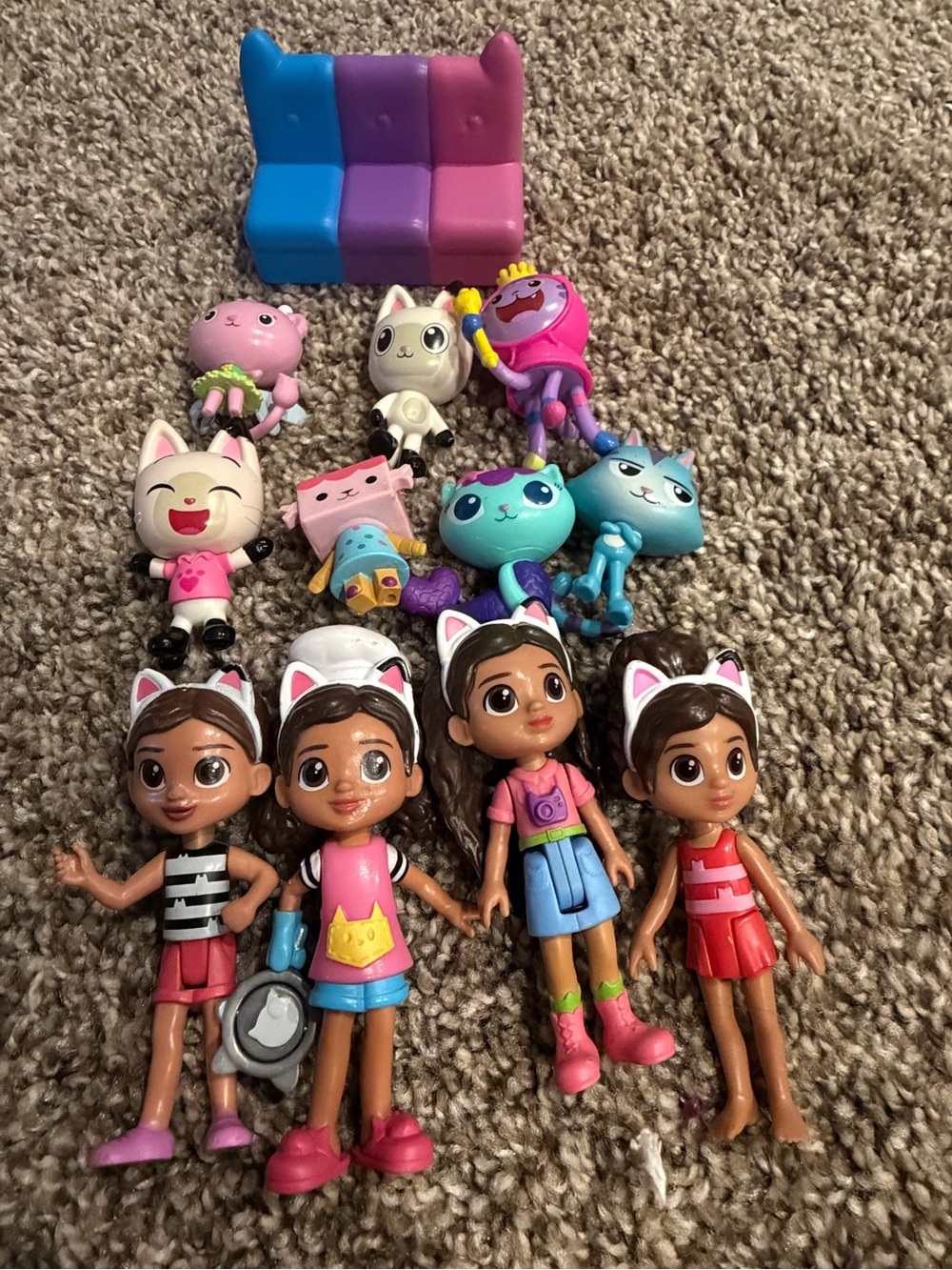 Lot of Gabby Doll house couch, cat, doll figures lot of 12